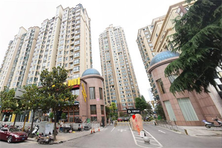 君山路学区房适合老年人居住一楼两室一厅63平米